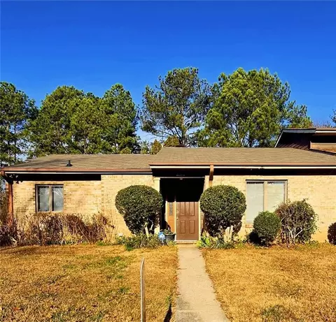 1497 Stoneleigh Cir, Stone Mountain, GA 30088