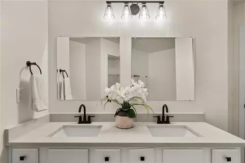 Bath - 3844 Augustine Pl, Rex, GA 30273 photo 3 of 5