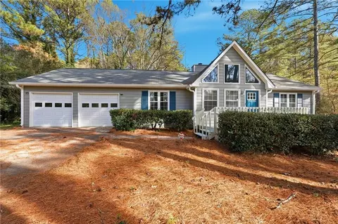 3755 Creekwood Dr, Loganville, GA 30052