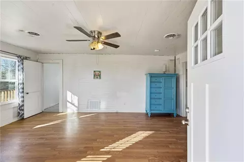 Living - 4052 Sutton Rd, Gainesville, GA 30506 photo 2 of 5