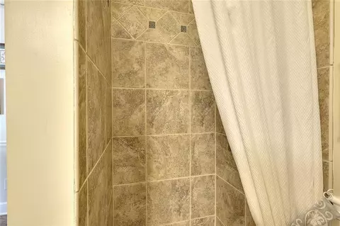 Bath - 3059 Gavin Pl NW, Duluth, GA 30096 photo 2 of 10