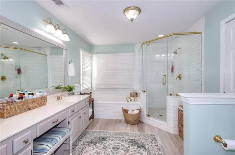 Bath - 3059 Gavin Pl NW, Duluth, GA 30096 photo 3 of 10