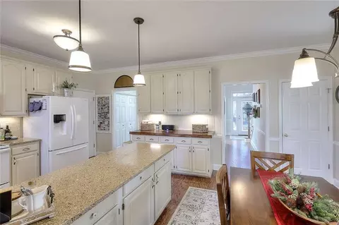 Kitchen - 3059 Gavin Pl NW, Duluth, GA 30096 photo 5 of 6