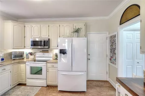 Kitchen - 3059 Gavin Pl NW, Duluth, GA 30096 photo 3 of 6