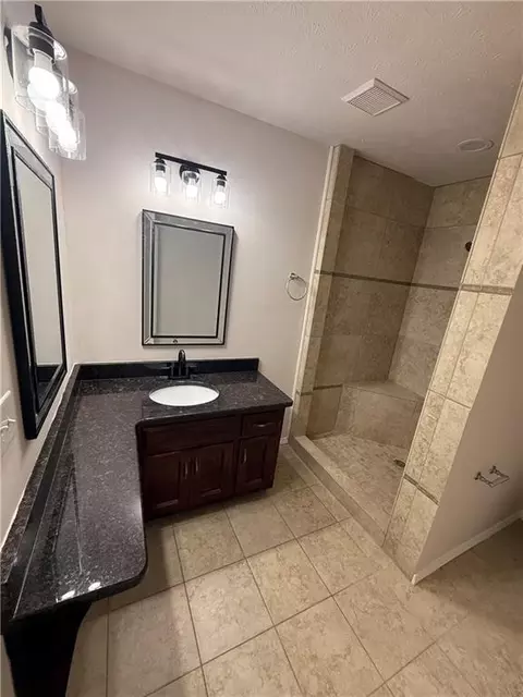 Bath - 589 Waterview Dr, Lagrange, GA 30240 photo 1 of 2