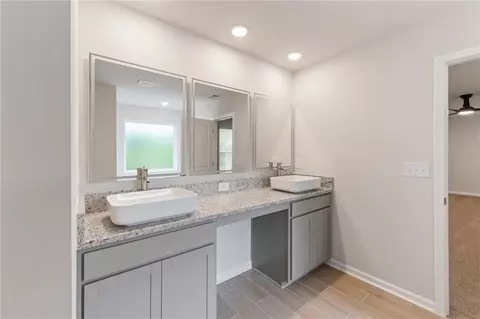 Bath - 148 Post Oak Dr, Jackson, GA 30233 photo 2 of 8