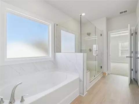 Bath - 1291 Whitman Cir, Monroe, GA 30656 photo 2 of 3