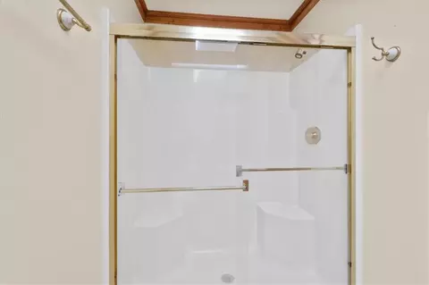 Bath - 576 Apache Trl, Chatsworth, GA 30705 photo 5 of 9