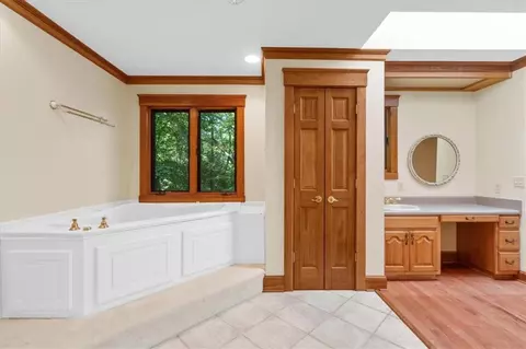 Bath - 576 Apache Trl, Chatsworth, GA 30705 photo 3 of 9
