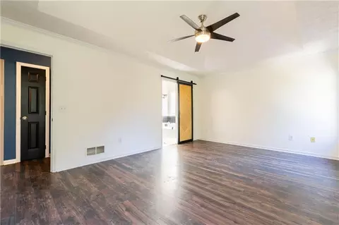 401 Crested View Dr, Loganville, GA 30052