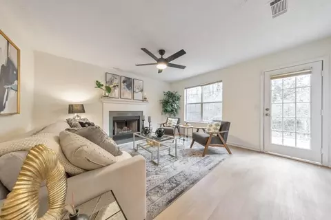 Living - 334 Fallview Dr, Mcdonough, GA 30253 photo 2 of 4
