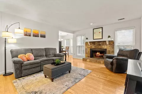 1009 Lake Pointe Cir, Roswell, GA 30075