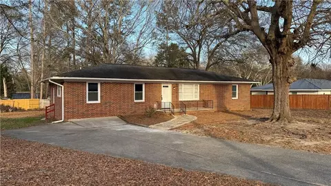 43 Bell St, Hartwell, GA 30643