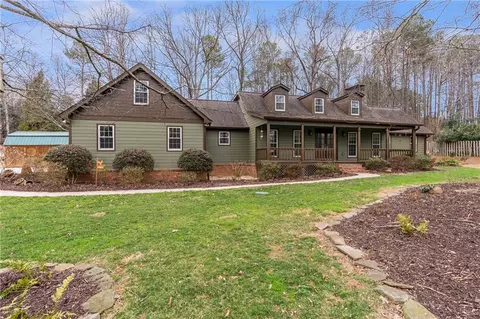 460 Oakleaf Trl, Suwanee, GA 30024