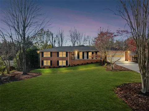 2667 Fontainebleau Dr, Dunwoody, GA 30360