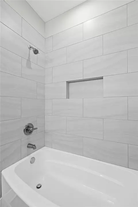 Bath - 1816 Oak Spring St, Statham, GA 30666 photo 3 of 5