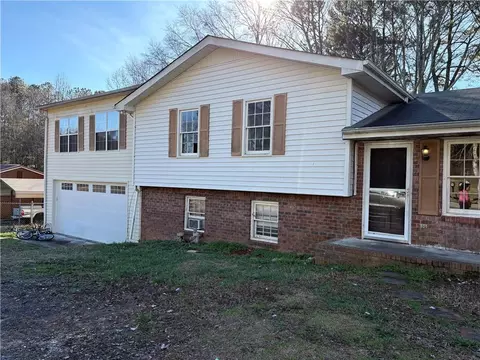 70 Henson Cir, Carrollton, GA 30117