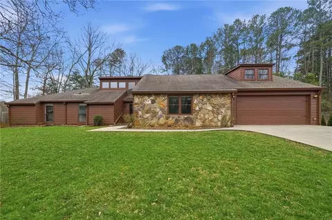 2735 Shadow Pine Dr, Roswell, GA 30076