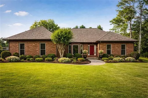 300 Saddle Creek Ln, Roswell, GA 30076