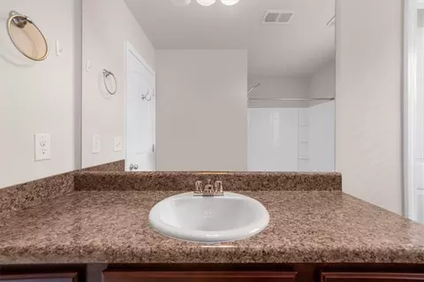 Bath - 27 Longleaf Cir, Fairburn, GA 30213 photo 2 of 3