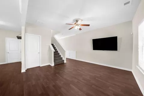 Living - 27 Longleaf Cir, Fairburn, GA 30213 photo 2 of 5