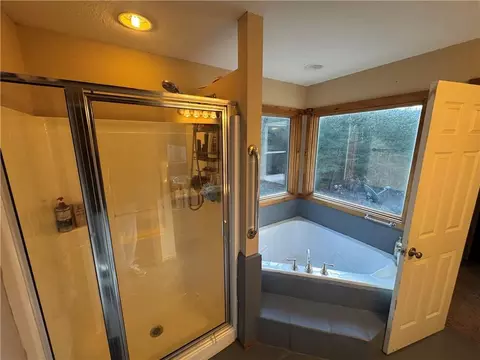 Bath - 459 E Valley Rd NE, Rydal, GA 30171 photo 5 of 5