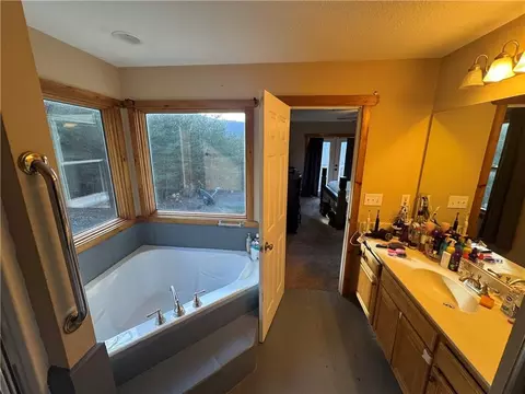 Bath - 459 E Valley Rd NE, Rydal, GA 30171 photo 3 of 5