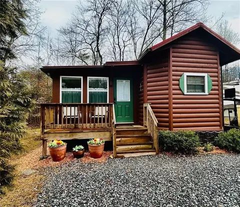 323 Leisure Acres Dr, Cleveland, GA 30528