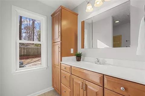 Bath - 2017 Parsons Ridge Cir, Duluth, GA 30097 photo 2 of 5
