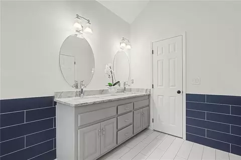 Bath - 2017 Parsons Ridge Cir, Duluth, GA 30097 photo 4 of 5