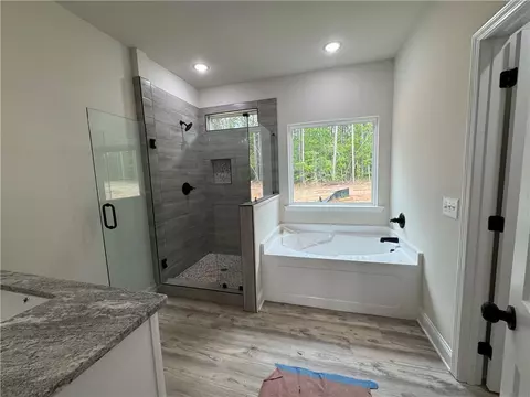Bath - 2089 N Hicks Rd, Toccoa, GA 30577 photo 2 of 3