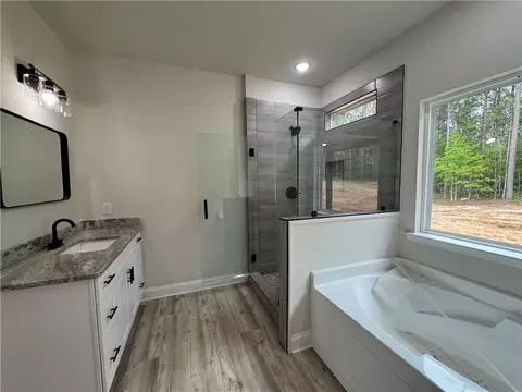 Bath - 2089 N Hicks Rd, Toccoa, GA 30577 photo 3 of 3