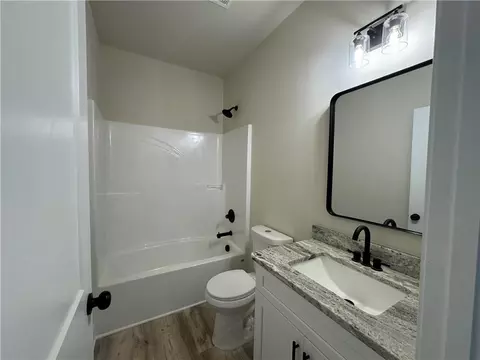 Bath - 2089 N Hicks Rd, Toccoa, GA 30577 photo 1 of 3