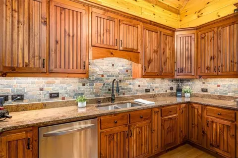 Kitchen - 31 High Cliff Rd, Jasper, GA 30143 photo 3 of 4