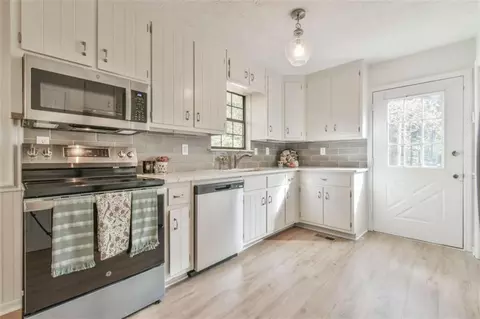 Kitchen - 3874 Pine Needle Dr, Duluth, GA 30096 photo 2 of 4