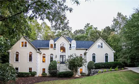 5940 Plantation Dr, Roswell, GA 30075