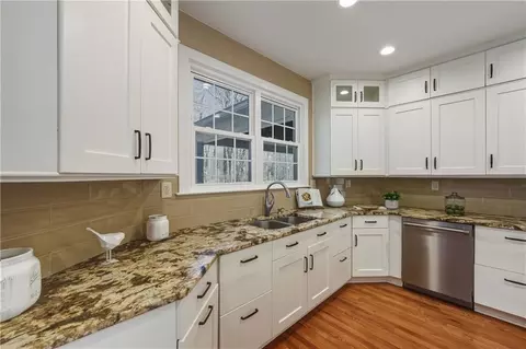 Kitchen - 195 Jupiter Hills Pt, Duluth, GA 30097 photo 4 of 5