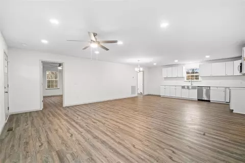 Living - 509 Plainview Dr NW, Dalton, GA 30721 photo 2 of 4