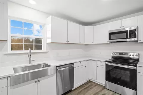 Kitchen - 509 Plainview Dr NW, Dalton, GA 30721 photo 3 of 4