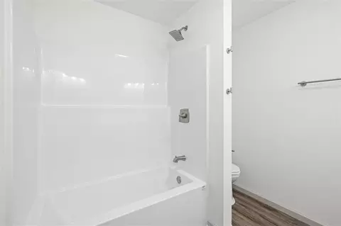 Bath - 509 Plainview Dr NW, Dalton, GA 30721 photo 4 of 6