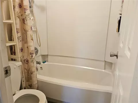 Bath - 310 Brittany Ct, Duluth, GA 30096 photo 4 of 5