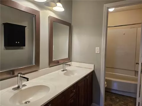 Bath - 310 Brittany Ct, Duluth, GA 30096 photo 3 of 5