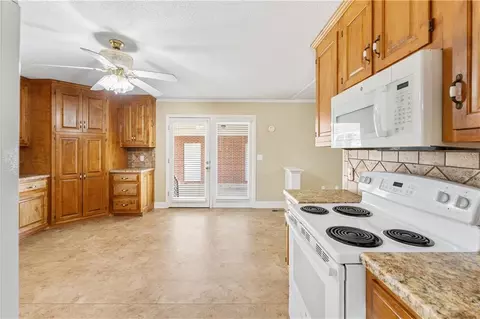 Kitchen - 173 Madison St, Commerce, GA 30529 photo 3 of 3