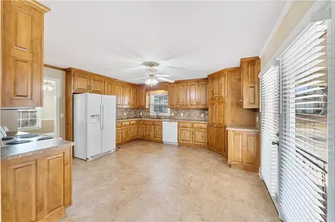 Kitchen - 173 Madison St, Commerce, GA 30529 photo 1 of 3
