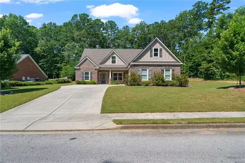 902 Edgewater Dr, Loganville, GA 30052