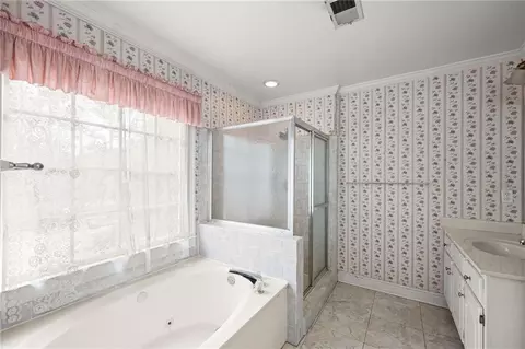 Bath - 2755 Pine St, Duluth, GA 30096 photo 4 of 7
