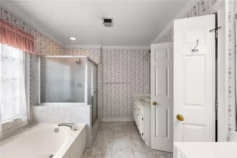 Bath - 2755 Pine St, Duluth, GA 30096 photo 6 of 7