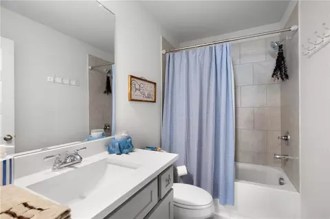 Bath - 405 Crowley Dr, Calhoun, GA 30701 photo 3 of 3