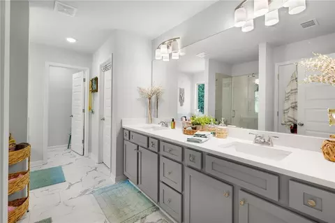 Bath - 405 Crowley Dr, Calhoun, GA 30701 photo 1 of 3