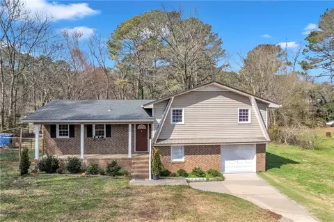 405 Strawberry Ln SE, Lindale, GA 30147